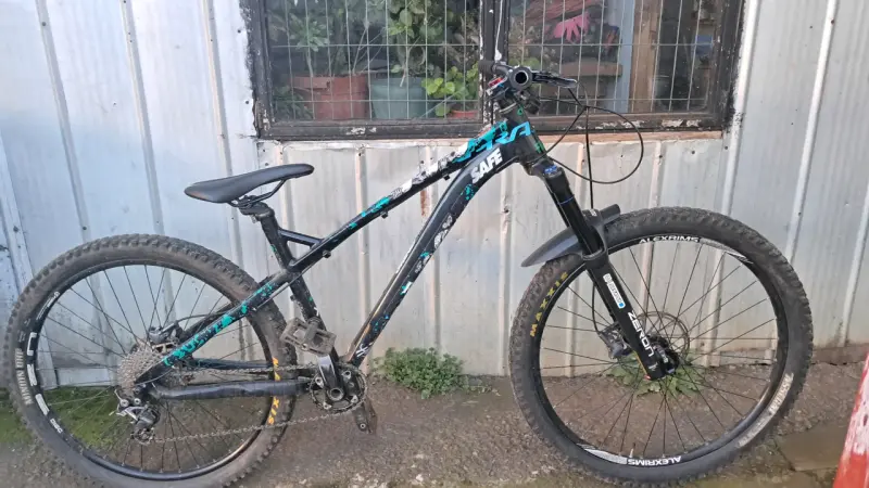 Bicicleta de montaña negra - 2