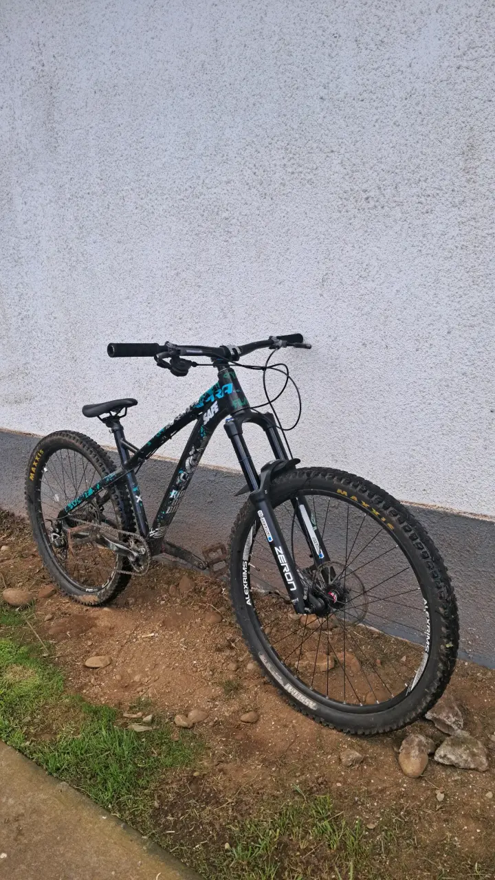 Bicicleta de montaña negra - 3