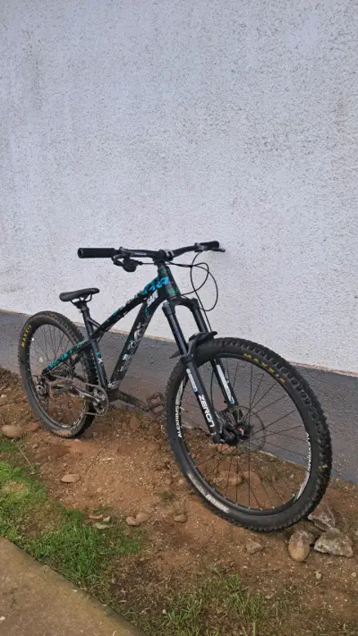 Bicicleta de montaña negra - miniatura 3