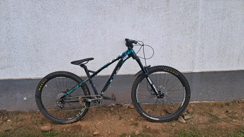 Bicicleta de montaña negra - 4