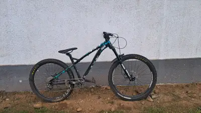 Bicicleta de montaña negra - miniatura 4