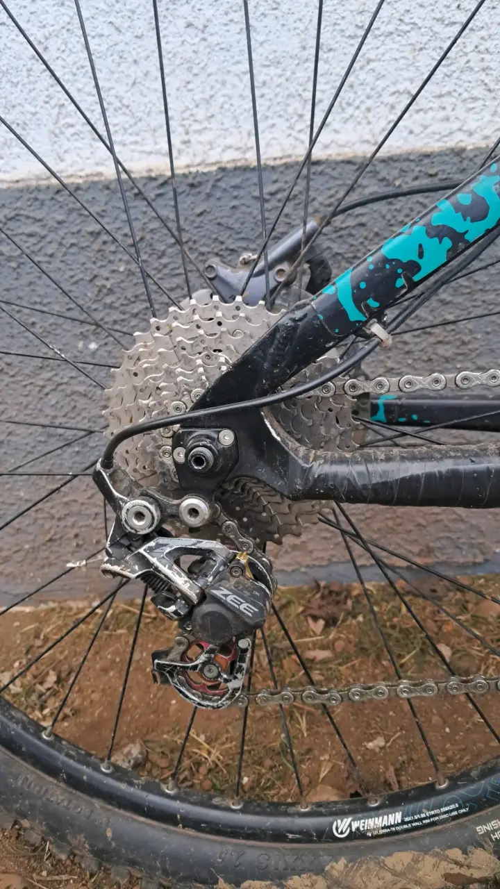 Bicicleta de montaña negra - 5