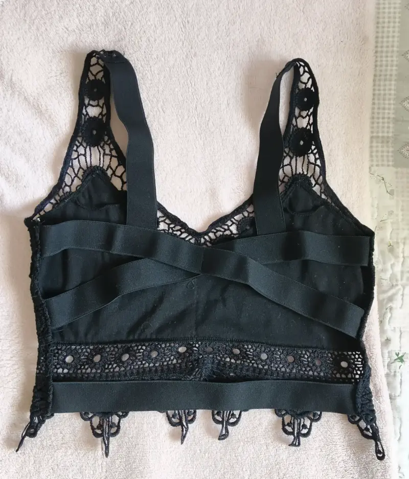 Top de encaje negro estilo crochet - 2