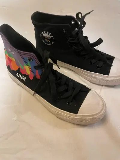 Zapatillas negras de lona con diseño colorido - miniatura 1