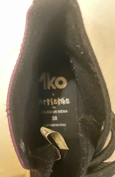 Zapatillas negras de lona con diseño colorido - miniatura 2