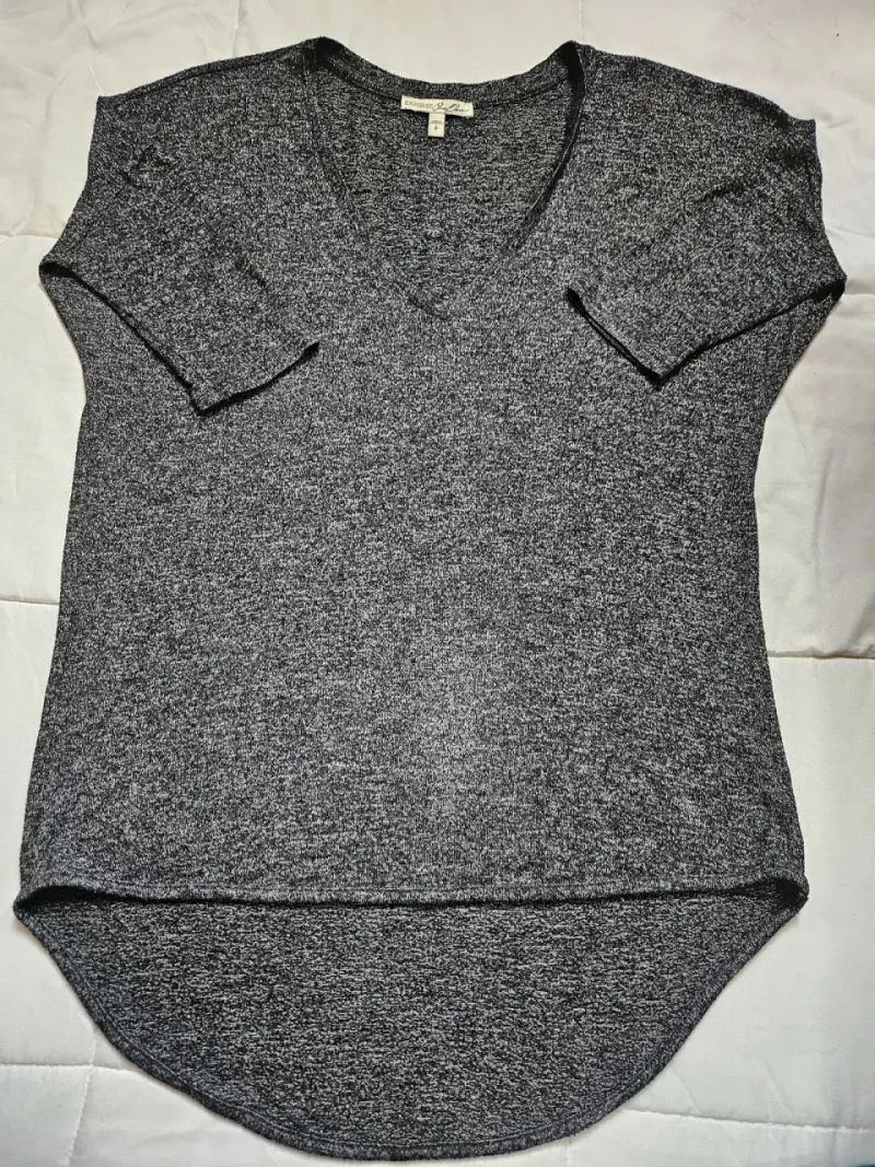 Polera gris de manga corta con escote en V - 1