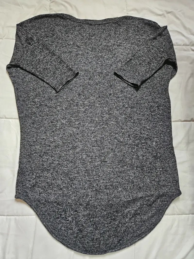 Polera gris de manga corta con escote en V - 2