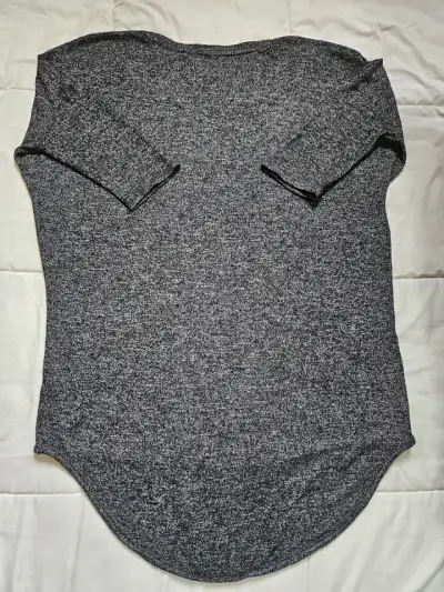 Polera gris de manga corta con escote en V - miniatura 2