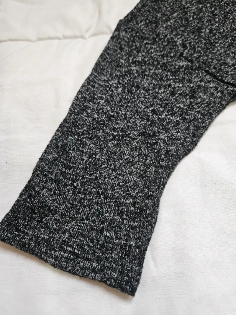 Polera gris de manga corta con escote en V - 3