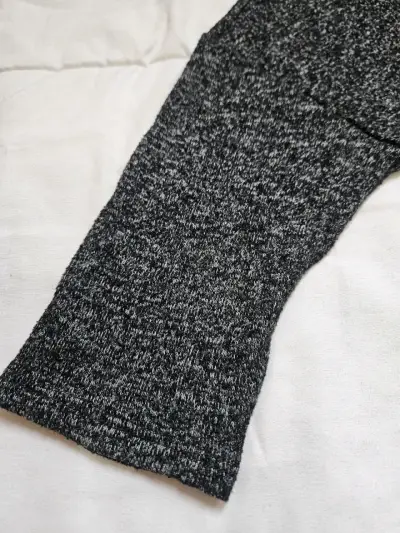 Polera gris de manga corta con escote en V - miniatura 3