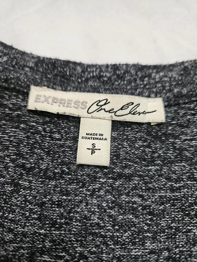 Polera gris de manga corta con escote en V - 4