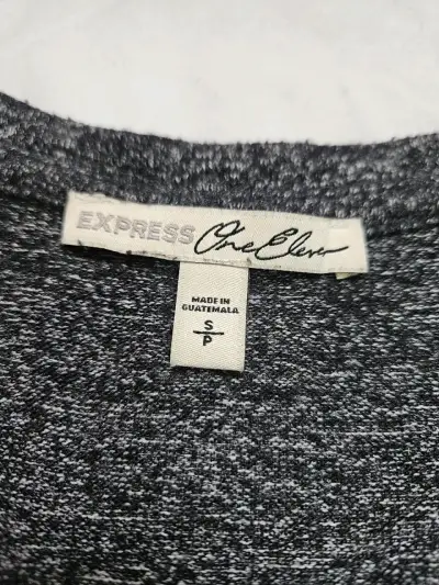 Polera gris de manga corta con escote en V - miniatura 4