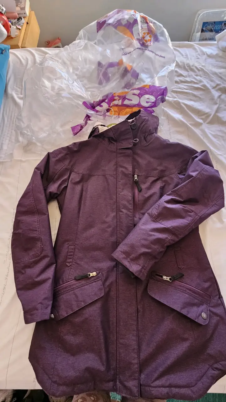 Chaqueta morada impermeable para mujer