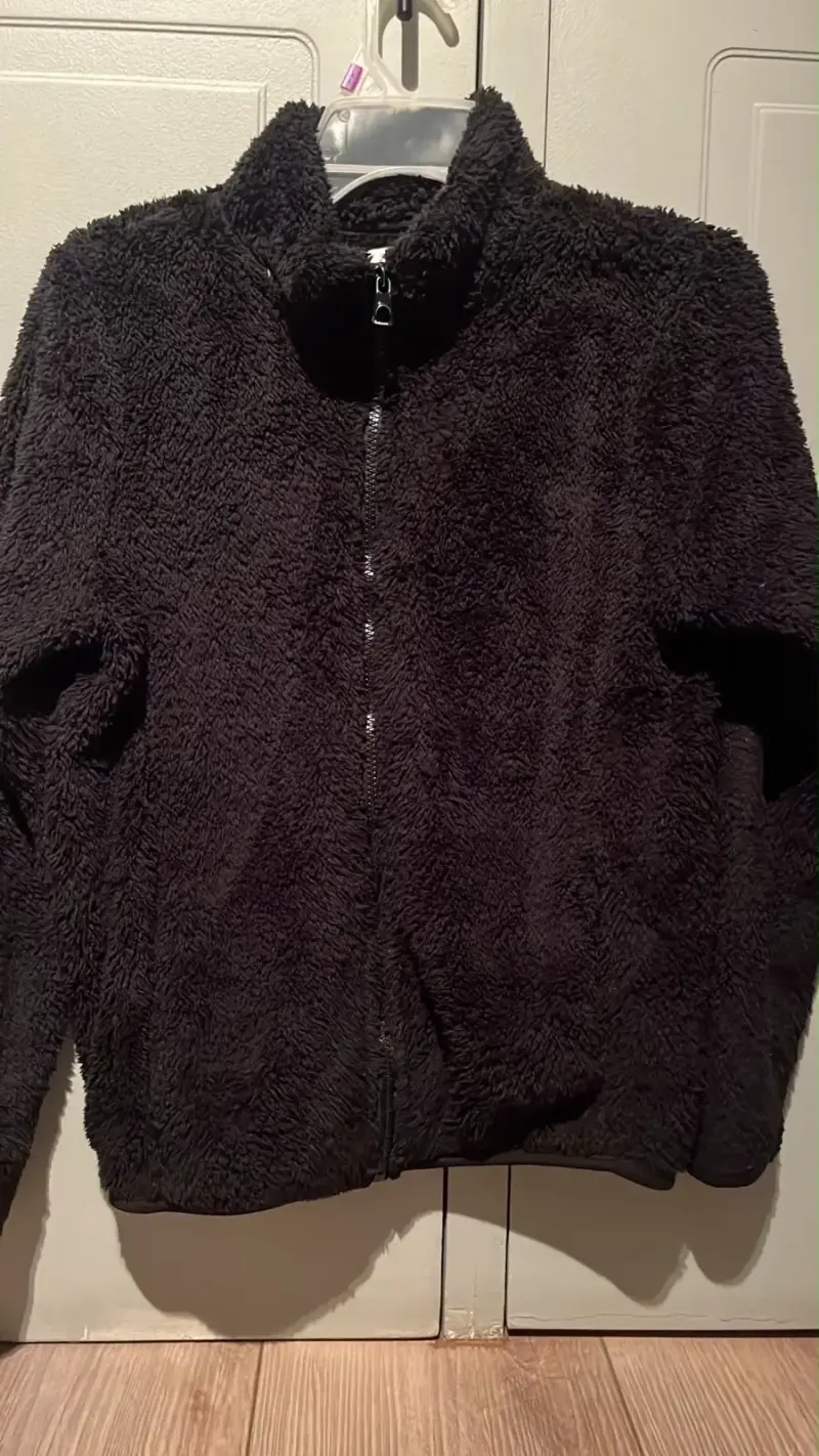 Chaqueta de polar negra con cierre