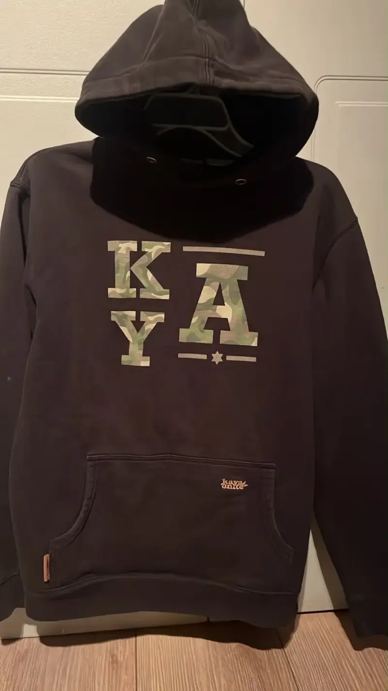 Polerón negro con capucha KAYAC