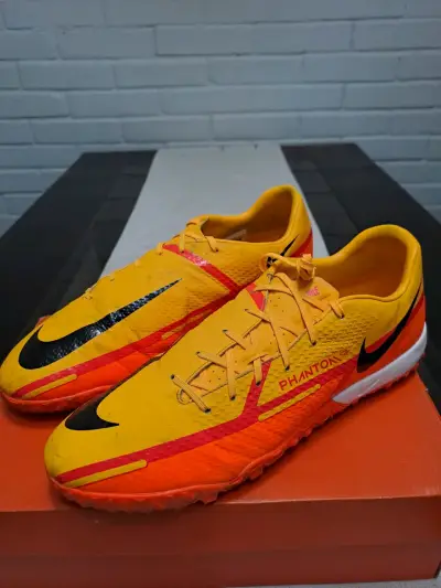 Zapatillas Nike Phantom amarillas para fútbol - miniatura 1