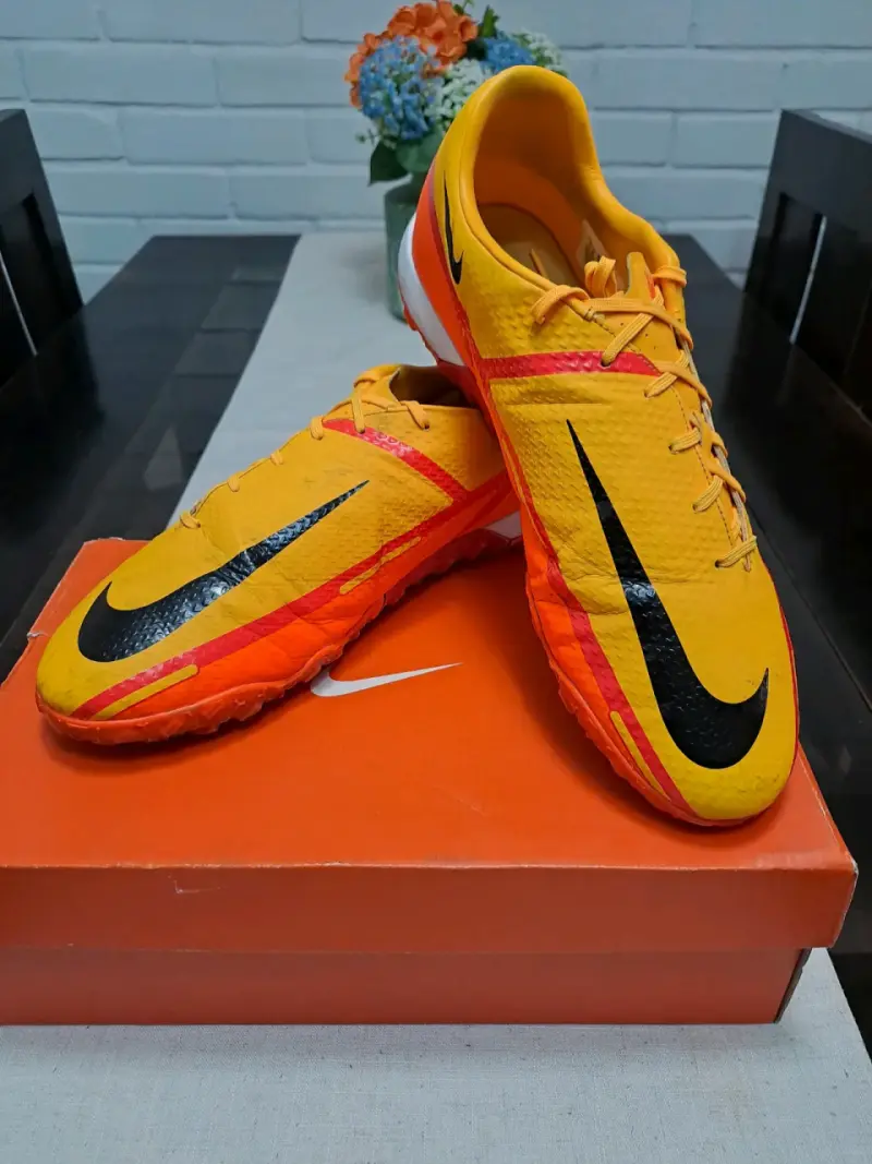 Zapatillas Nike Phantom amarillas para fútbol - 2