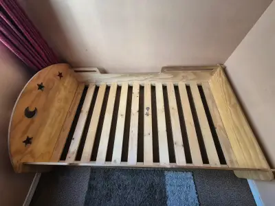 Cama montessori de madera con diseño de estrellas - miniatura 1