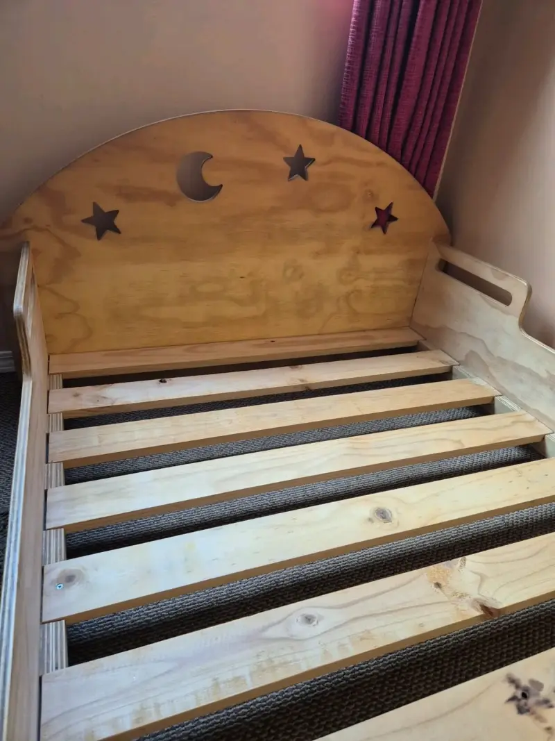 Cama montessori de madera con diseño de estrellas - 2