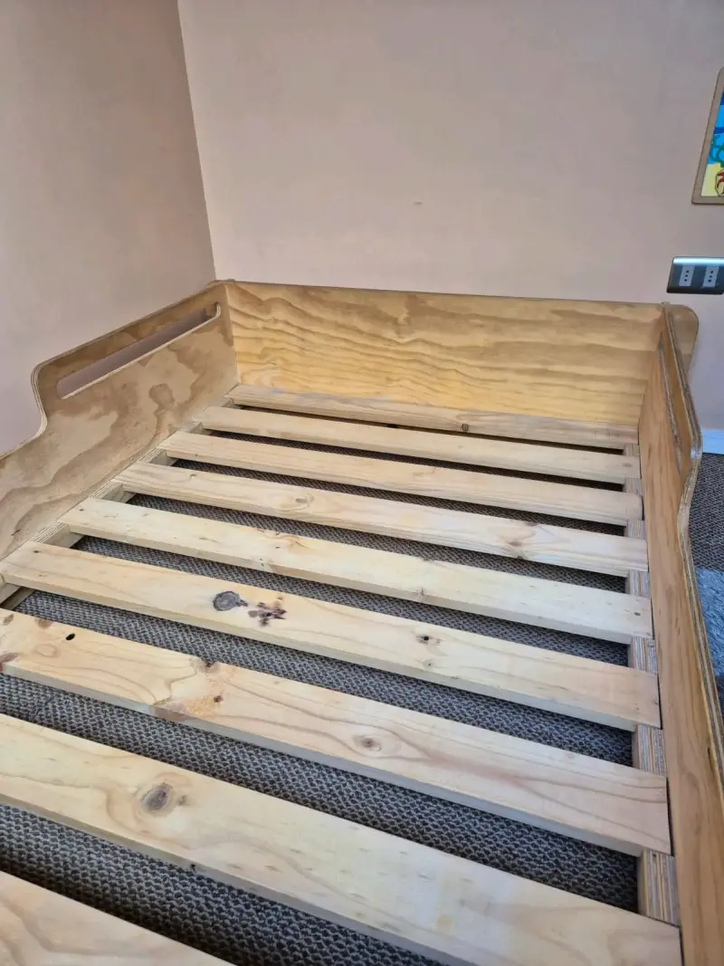 Cama montessori de madera con diseño de estrellas - 3