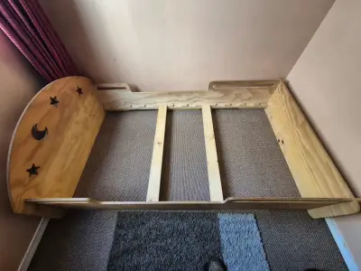 Cama montessori de madera con diseño de estrellas - miniatura 4