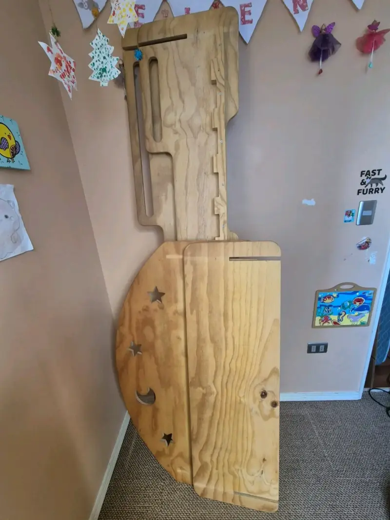 Cama montessori de madera con diseño de estrellas - 5