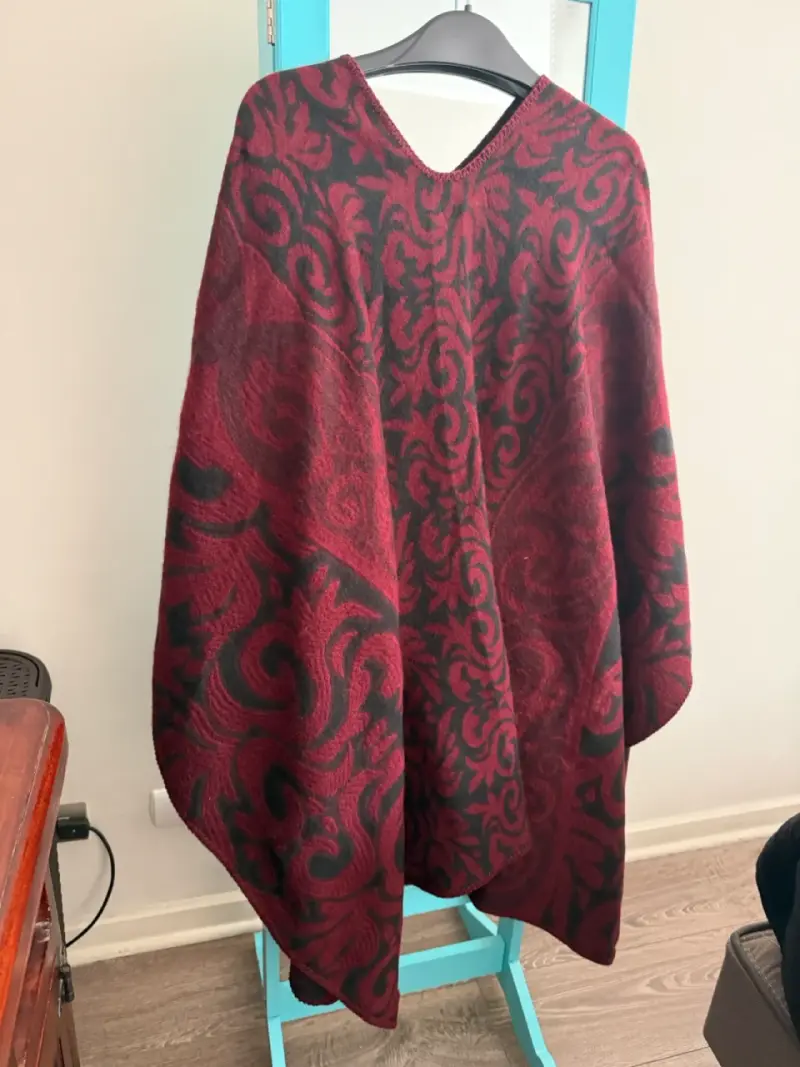 Poncho de lana rojo con diseño étnico - 1