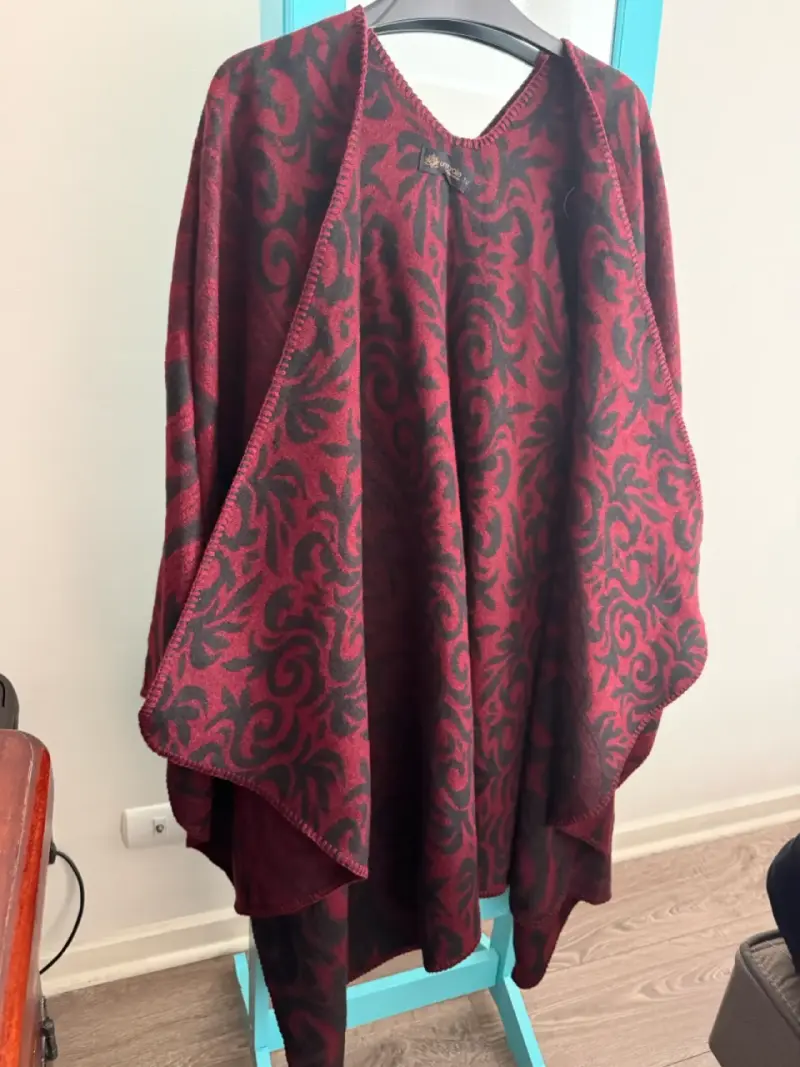 Poncho de lana rojo con diseño étnico - 2