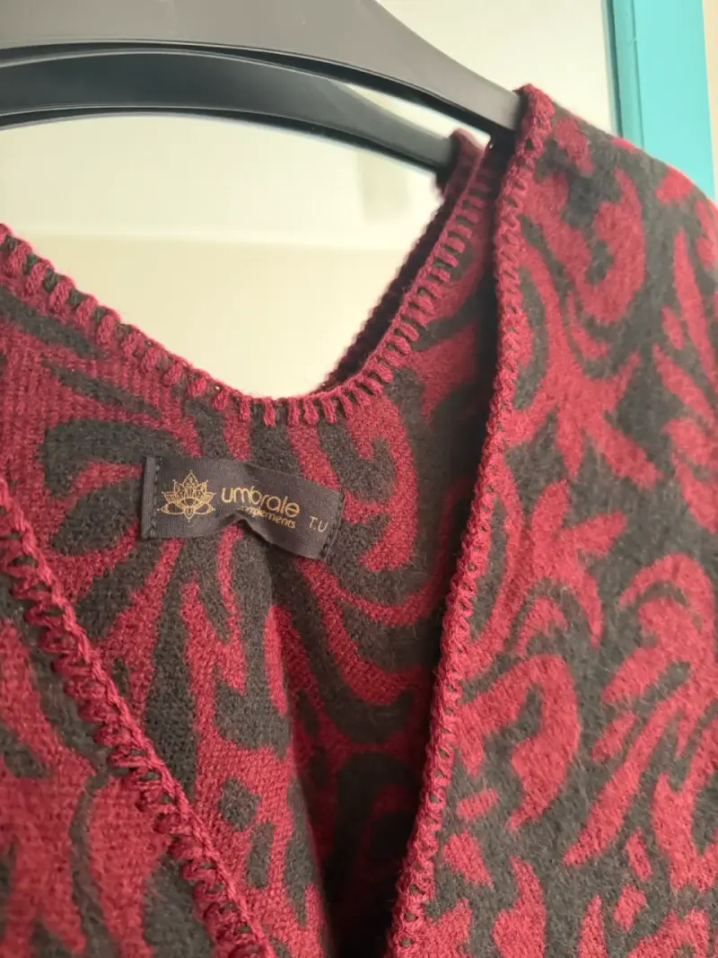 Poncho de lana rojo con diseño étnico - 3