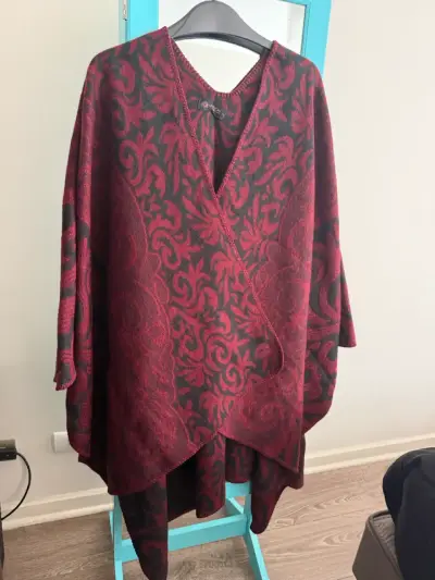 Poncho de lana rojo con diseño étnico - miniatura 4
