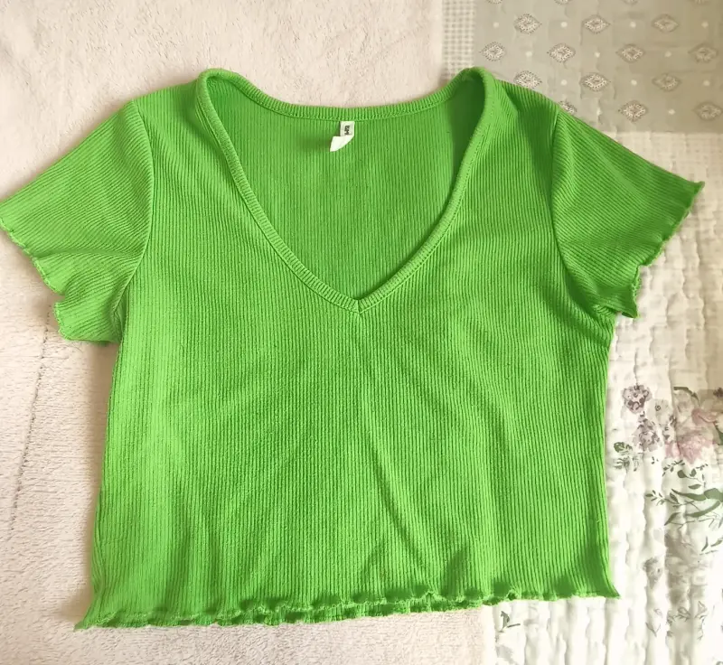 Polera verde de canalé con escote en V - 1