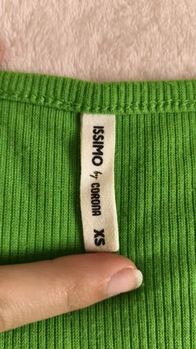Polera verde de canalé con escote en V - miniatura 2