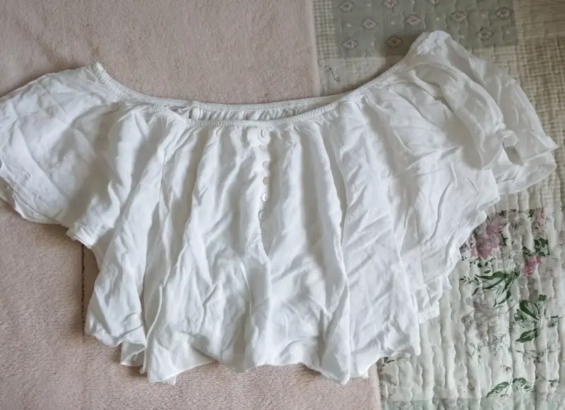 Blusa blanca con hombros descubiertos