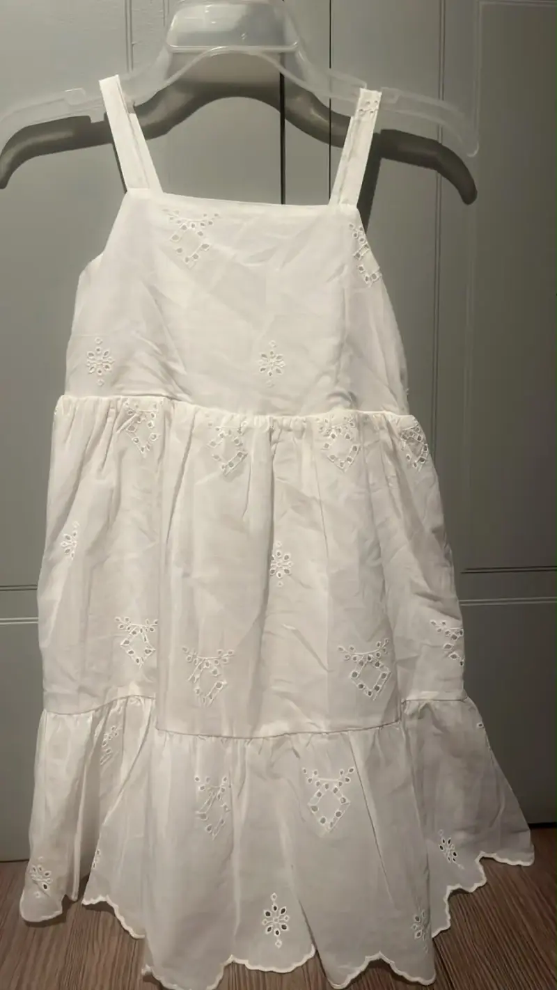 Vestido blanco de tirantes bordado para niña