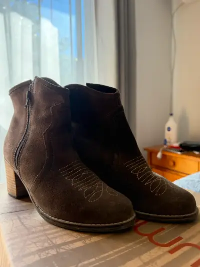 Botines de gamuza café marca rockford - miniatura 1