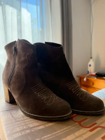 Botines de gamuza café marca rockford - miniatura 2
