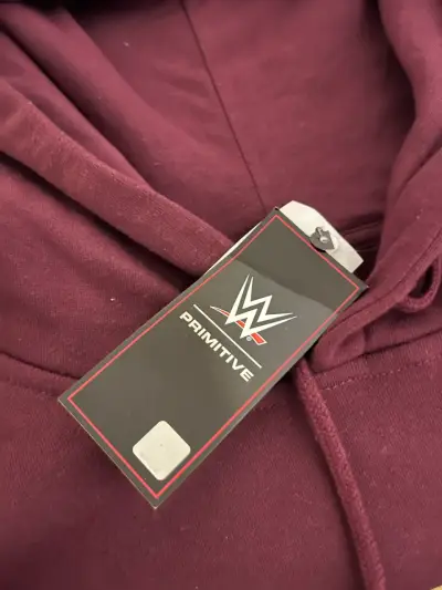Poleron Primitive x WWE KANE BURGUNDY - Exclusivo - miniatura 3