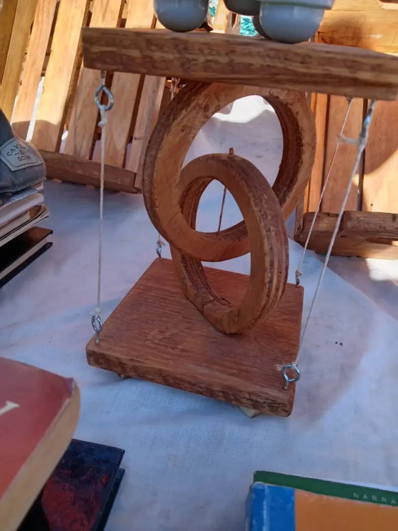 Adorno de madera colgante artesanal
