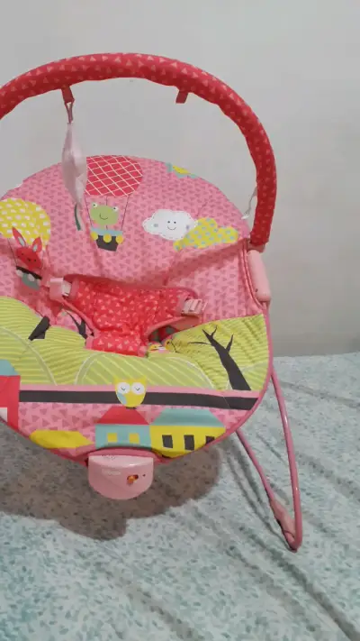 Silla mecedora para bebé con diseño colorido - miniatura 1