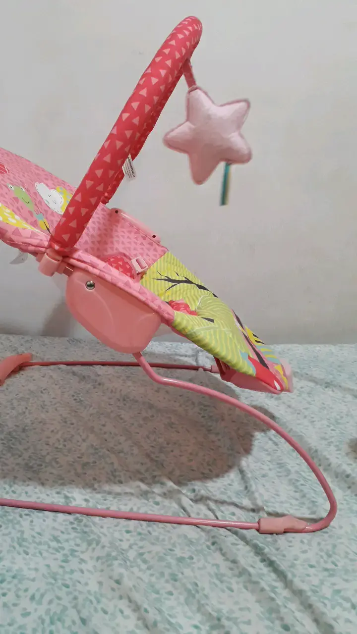 Silla mecedora para bebé con diseño colorido - 2
