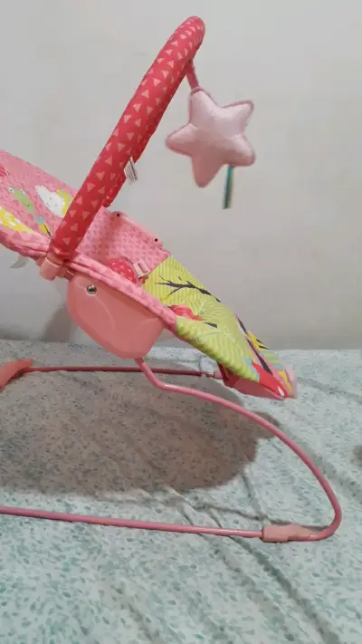 Silla mecedora para bebé con diseño colorido - miniatura 2