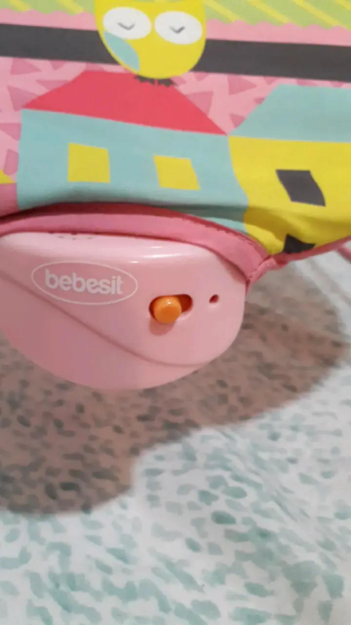 Silla mecedora para bebé con diseño colorido - 4