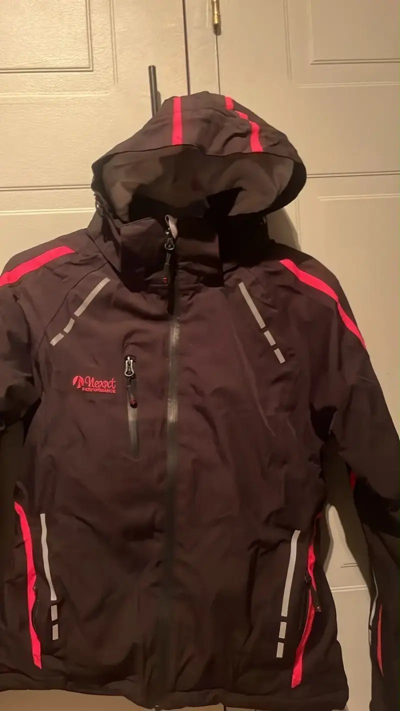 Chaqueta impermeable negra con capucha Neact