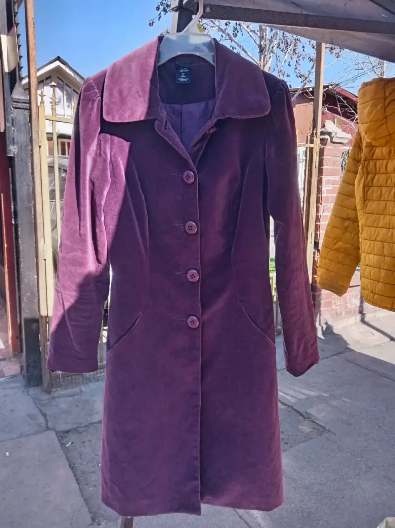 Abrigo de terciopelo alaniz morado elegante