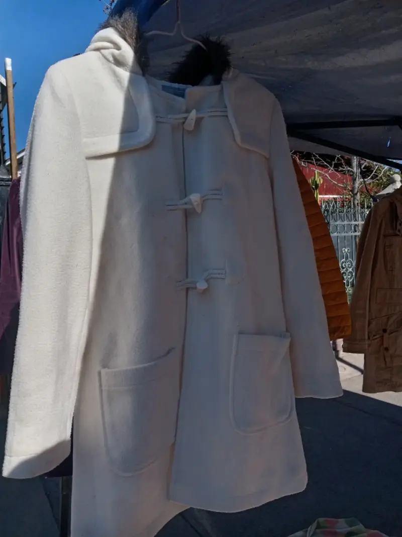 Abrigo blanco con capucha y botones de madera