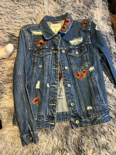 Chaqueta de mezclilla con bordados florales - miniatura 1