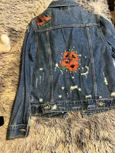 Chaqueta de mezclilla con bordados florales - miniatura 2