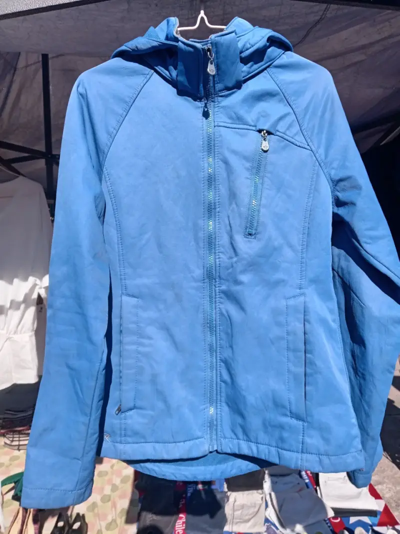 Chaqueta azul con capucha para mujer