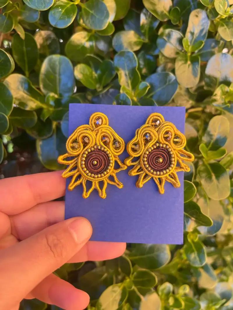 Aros artesanales dorados estilo bohemio
