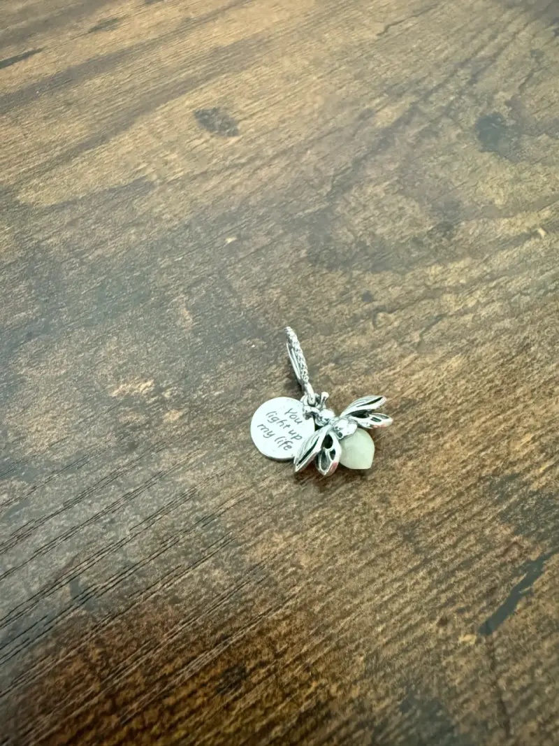 Colgante con dije de abeja
